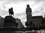 A imponente estátua em honra ao General Artigas, o maior heroi nacional, na Plaza Independencia, no Centro Velho de Montevideo, no Uruguai
